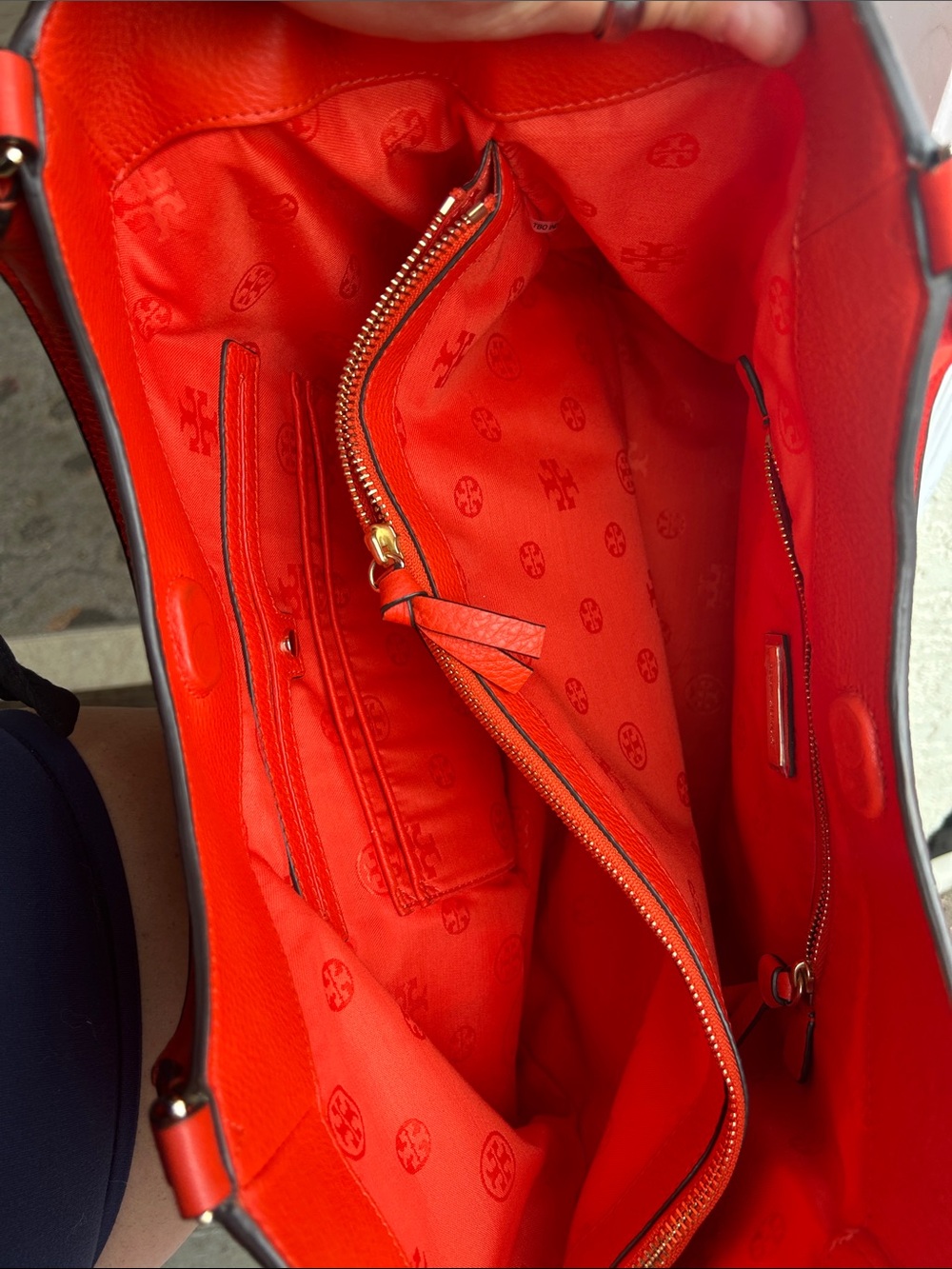 Tory Burch Bombe T East/West
Tote, red/orange (coral) - Picture 10 of 17